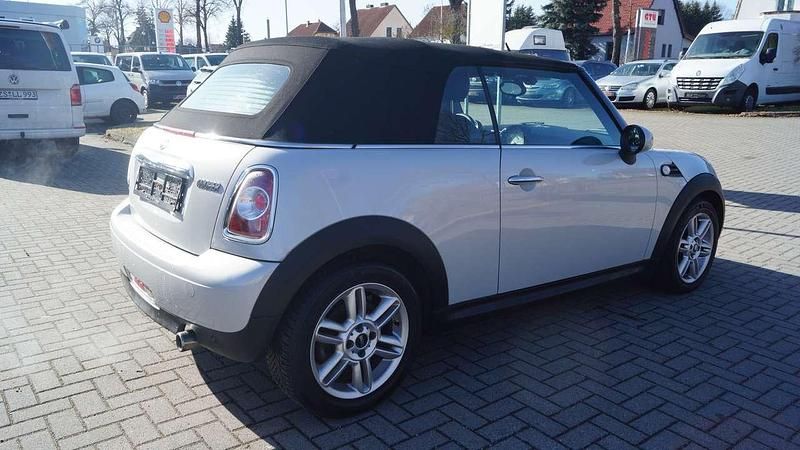 Gebraucht Mini Cooper Cabriolet 122 PS (89 kW) 2013 White silver metallic Cabrio