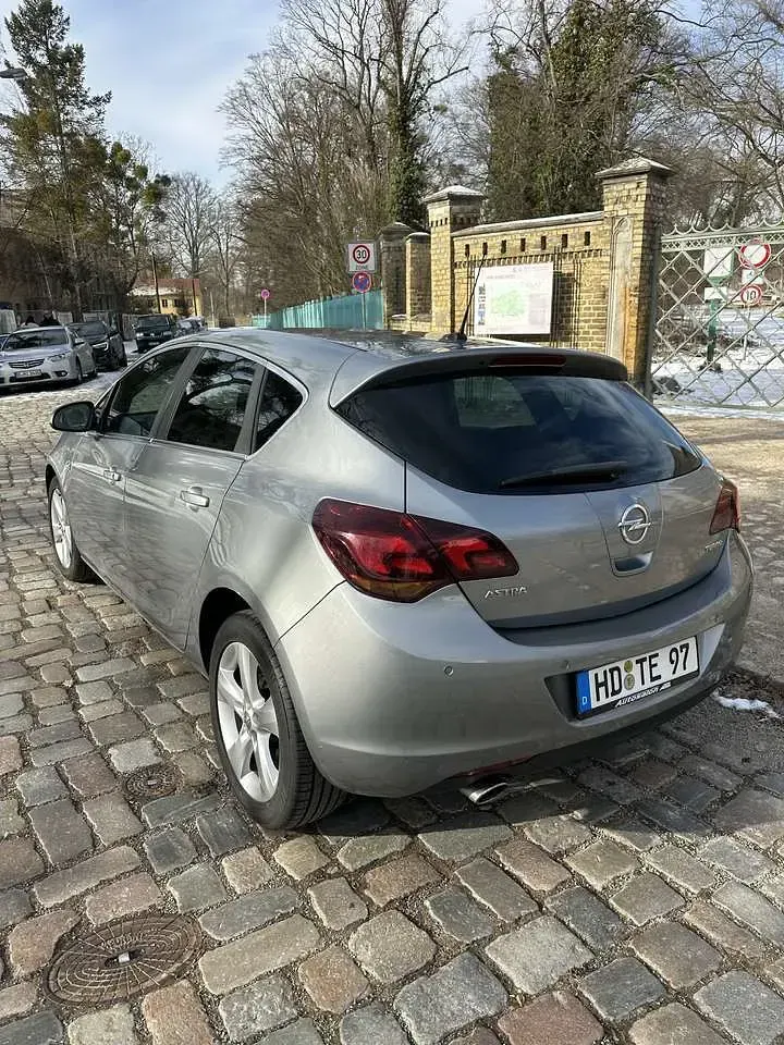 Gebraucht Opel Astra Sport 140 PS (102 kW) 2011 Grau Kleinwagen