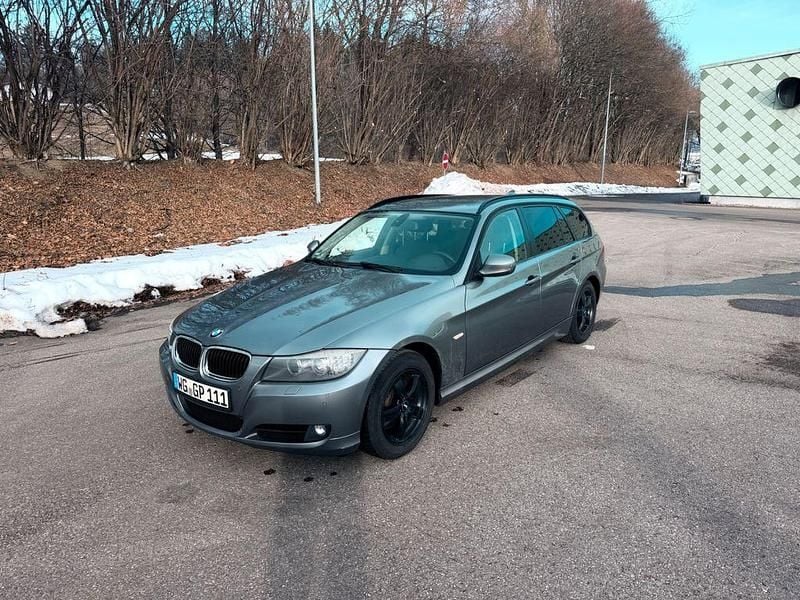 Gebraucht BMW 318 143 PS (105 kW) 2010 Grau Kombi