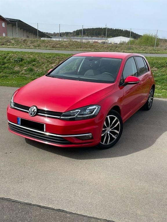 Rot Gebraucht 2018 VW Golf VII Limousine | 13.699 € (Guter Preis) - Bild 1/4
