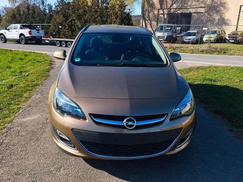 Gebraucht Opel Astra Edition 140 PS (102 kW) 2013 Champagner (m2) Kombi