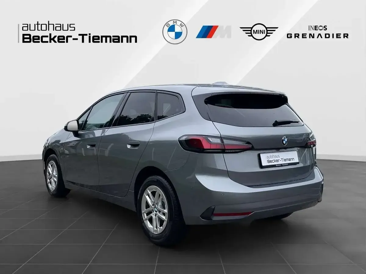 Gebraucht BMW 220 Active Tourer Sport Line 170 PS (125 kW) 2023 Silber Van / Kleinbus