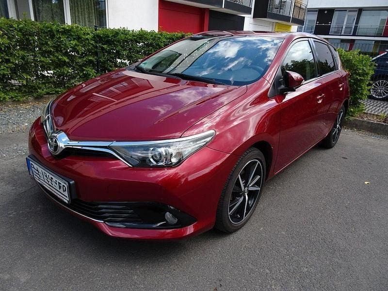 Rot Gebraucht 2017 Toyota Auris Edition-S Limousine | 13.500 € (Fairer Preis) - Bild 1/4