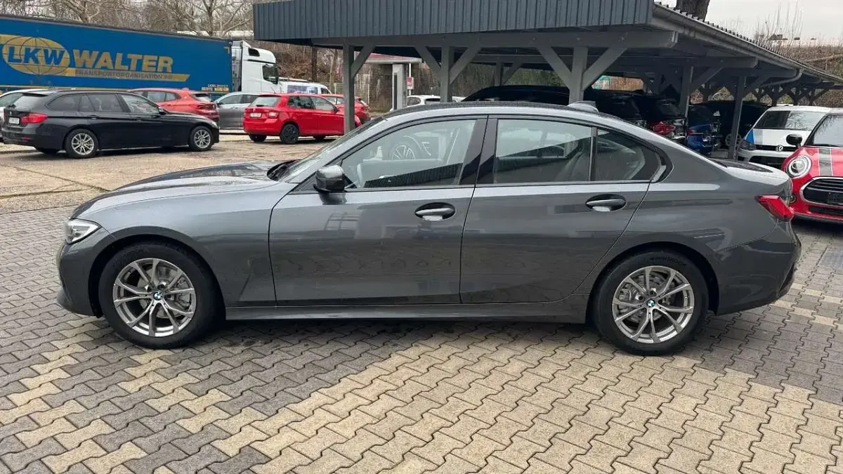 Gebraucht BMW 320 Sport Line 190 PS (139 kW) 2019 Mineralgrau metallic Limousine