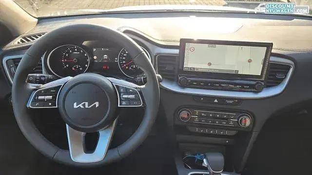 Weiß Neu 2025 Kia Ceed Limousine | 25.790 € (Fairer Preis) - Bild 1/4