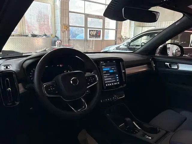 Gebraucht Volvo XC40 Core 163 PS (119 kW) 2022 Schwarz SUV