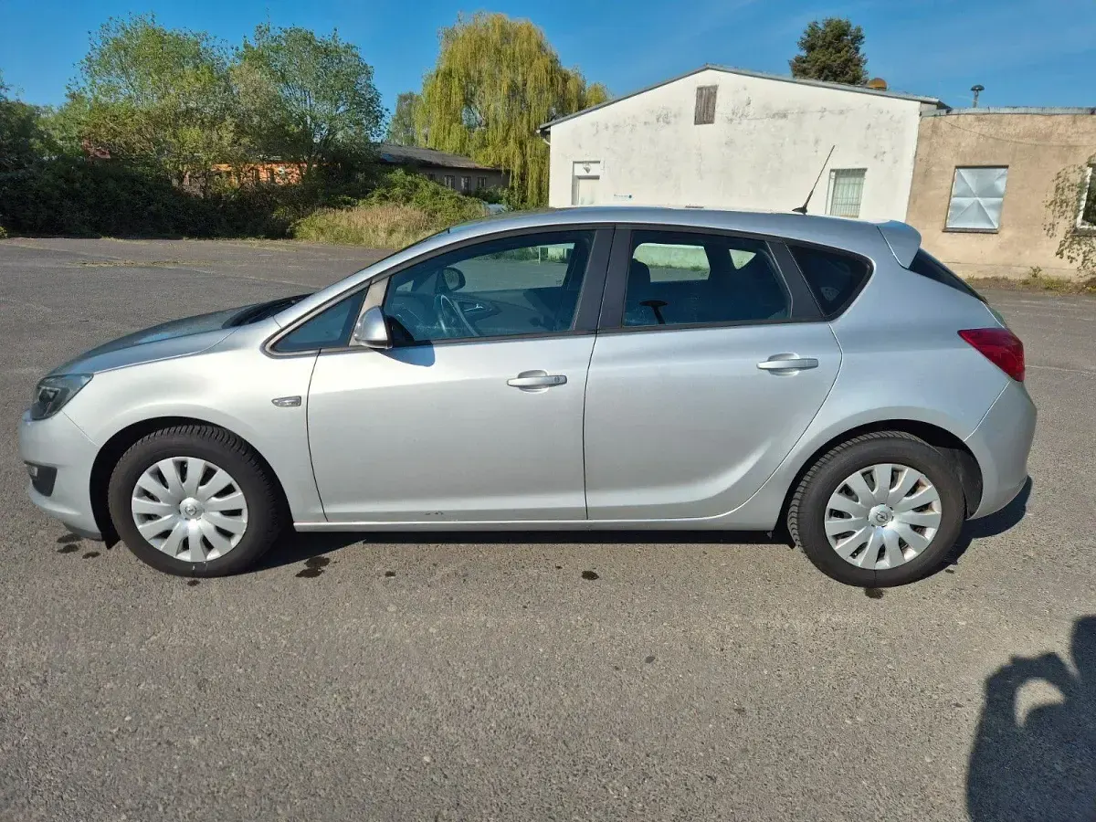 Gebraucht Opel Astra 116 PS (85 kW) 2014 Silber Kleinwagen