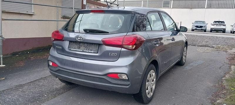 Gebraucht Hyundai i20 Select 75 PS (55 kW) 2019 Braun Kleinwagen