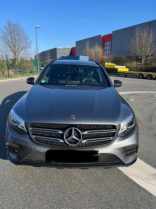 Grau Gebraucht 2019 Mercedes GLC250 AMG line SUV | 28.990 € (Fairer Preis) - Bild 1/4