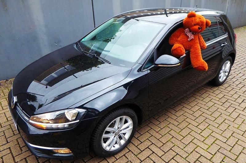 Schwarz Gebraucht 2017 VW Golf VII Comfortline Limousine | 14.921 € (Fairer Preis) - Bild 1/4