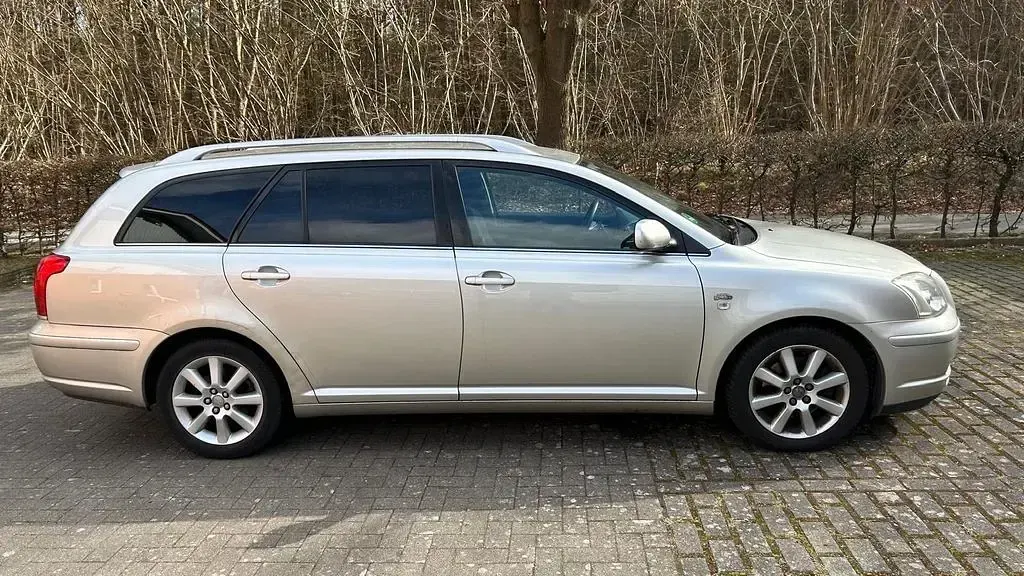Gebraucht Toyota Avensis 116 PS (85 kW) 2005 Silber Kombi