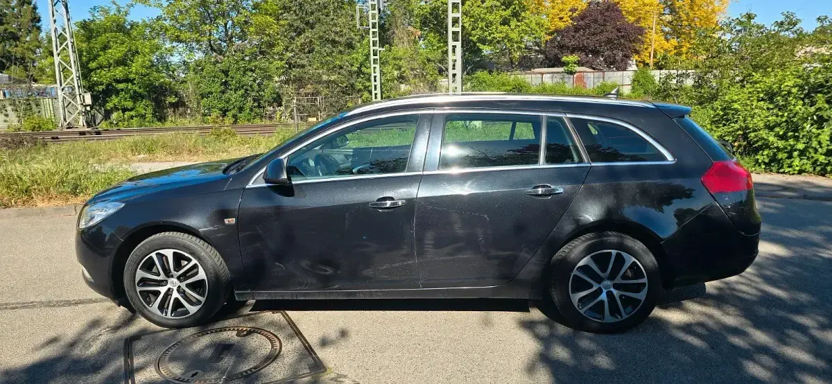 Gebraucht Opel Insignia 131 PS (96 kW) 2011 Schwarz Kombi