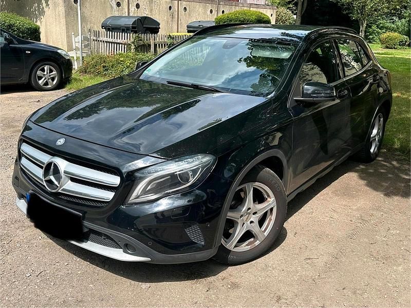 Schwarz Gebraucht 2014 Mercedes GLA180 SUV | 11.900 € - Bild 1/4