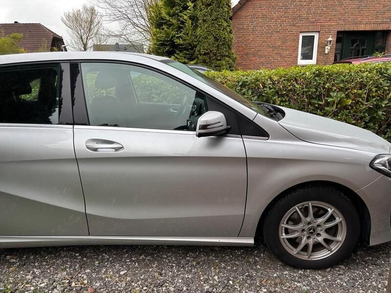 Silber Gebraucht 2017 Mercedes B180 Van / Kleinbus | 11.000 € (Superpreis) - Bild 1/4