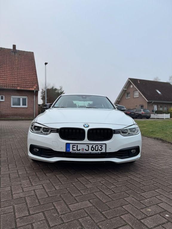 Weiß Gebraucht 2018 BMW 330 Performance Limousine | 26.500 € (Etwas zu teuer) - Bild 1/4