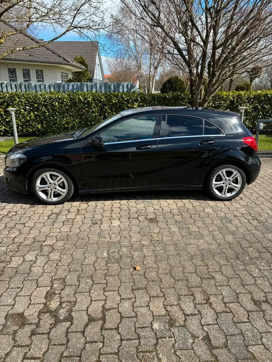 Gebraucht Mercedes A180 122 PS (89 kW) 2013 Schwarz Kleinwagen
