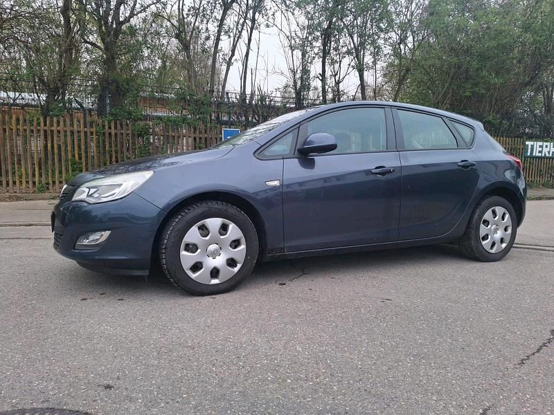 Second-hand Opel Astra 101 CP (74 kW) 2010 Albastru Berlinǎ