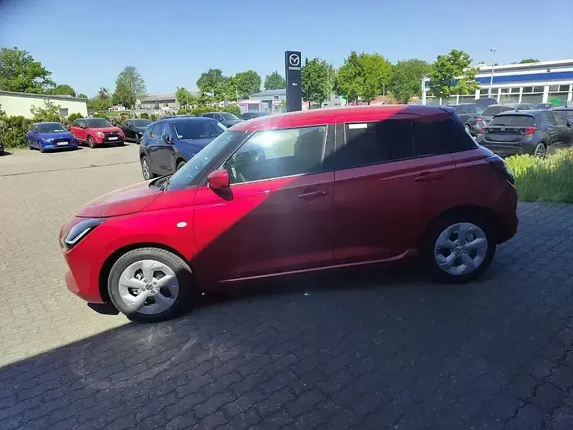 Gebraucht Suzuki Swift Comfort 83 PS (61 kW) 2025 Burning red pearl met. super p Kleinwagen