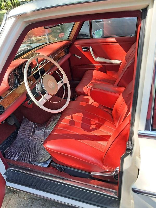 Weiß Gebraucht 1966 Mercedes 250 Limousine | 24.900 € - Bild 1/4