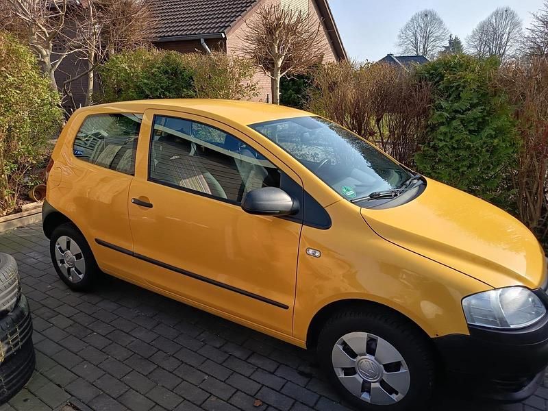Second-hand VW Fox 54 CP (39 kW) 2005 Galben Hatchback