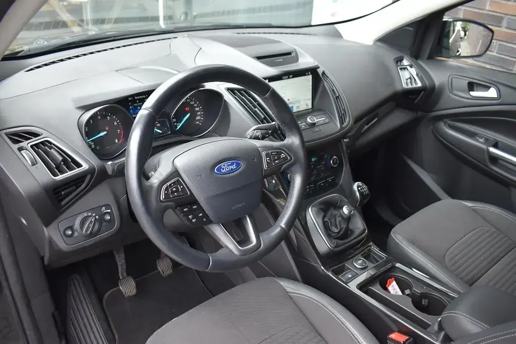 Usado Ford Kuga 150 HP (110 kW) 2018 Preto SUV