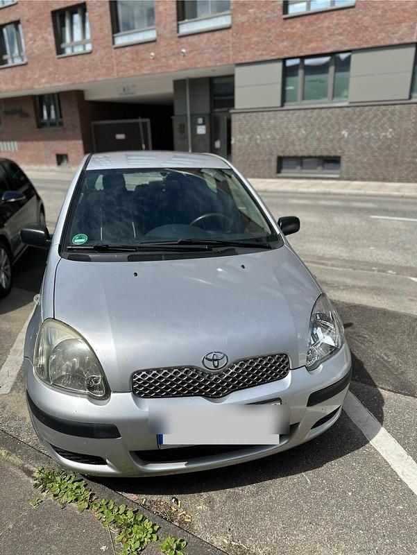Silber Gebraucht 2003 Toyota Yaris Kleinwagen | 1.750 € (Teuer) - Bild 1/4