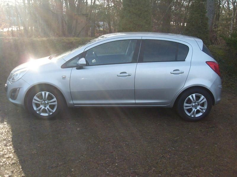 Silber Gebraucht 2011 Opel Corsa Satellite Kleinwagen | 4.575 € (Fairer Preis) - Bild 1/4