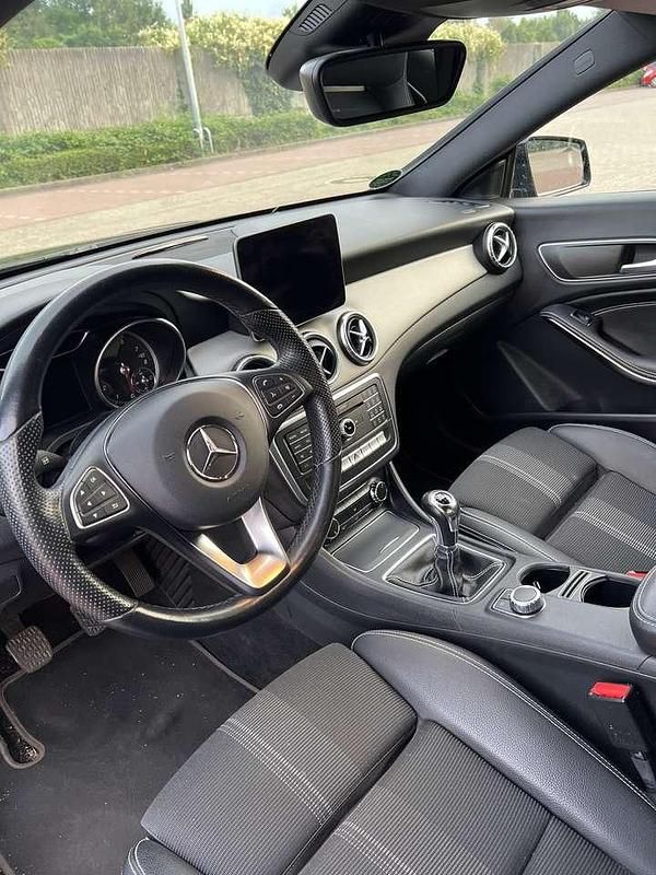 Schwarz Gebraucht 2019 Mercedes CLA200 Limousine | 19.500 € (Guter Preis) - Bild 1/4