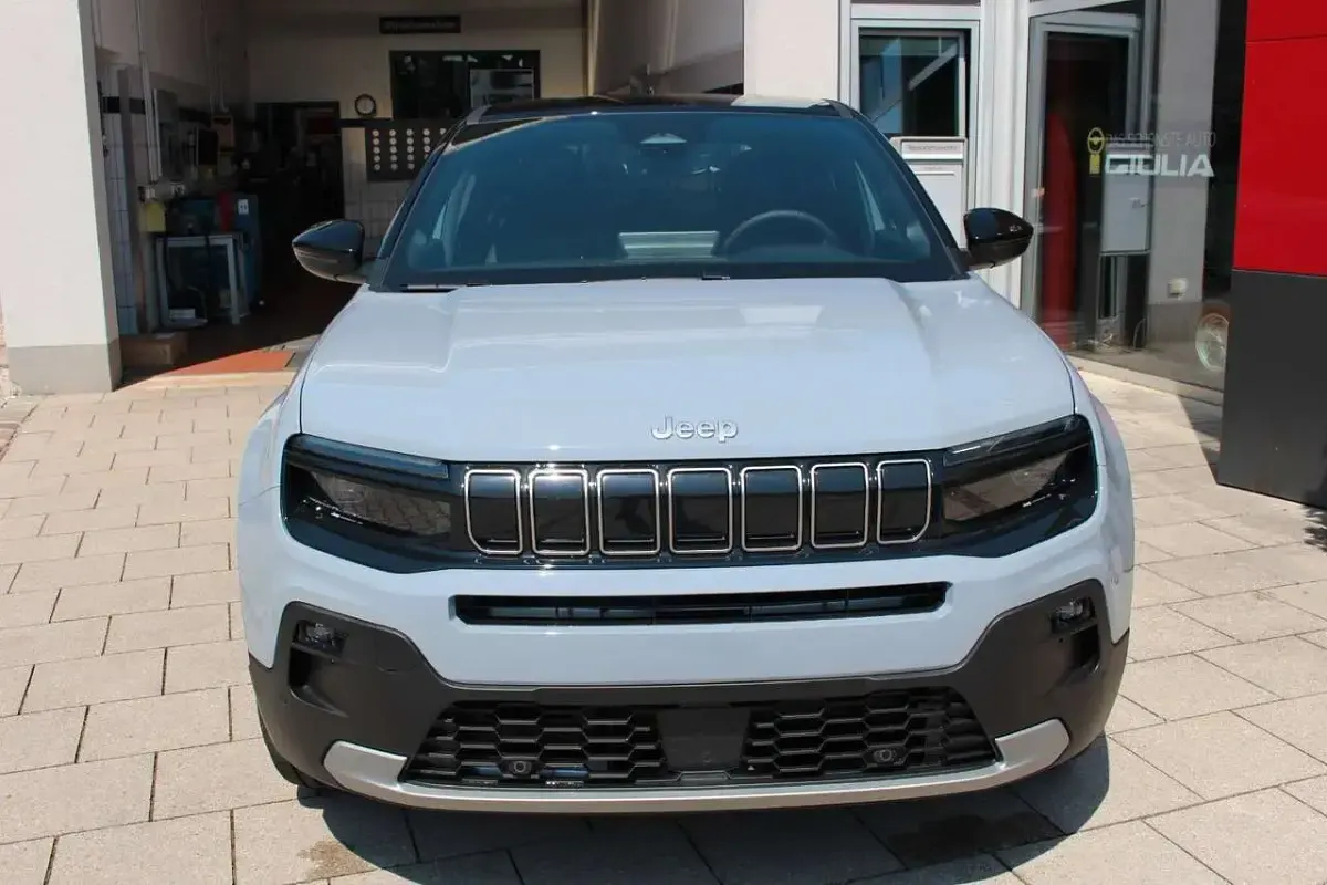 Neu Jeep Avenger EV Summit 114 kW (156 PS) 2026 Concrete grey SUV