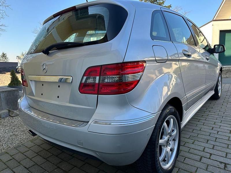 Gebraucht Mercedes B150 95 PS (69 kW) 2009 Silber Van / Kleinbus