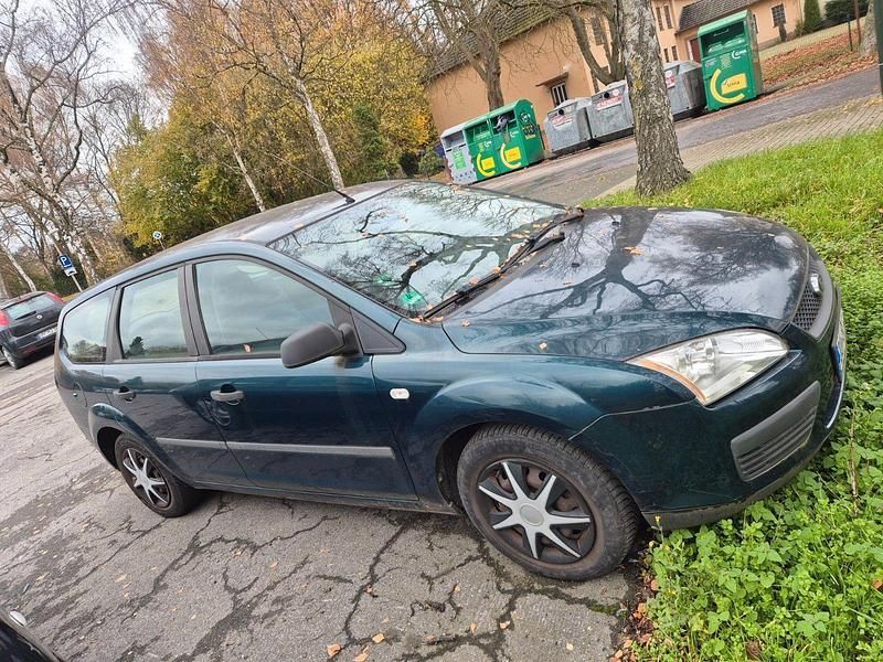 Grün Gebraucht 2006 Ford Focus Trend Kombi | 850 € (Superpreis) - Bild 1/4