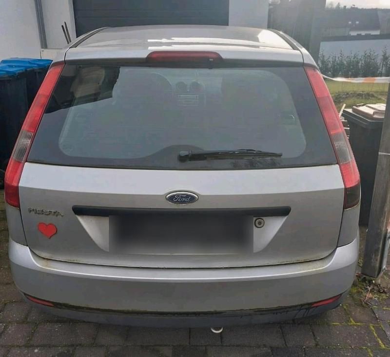 Usado Ford Fiesta 70 HP (51 kW) 2004 Prateado Citadino