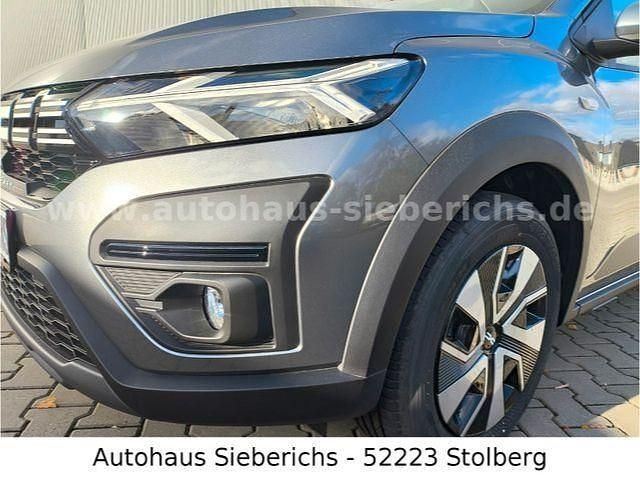 Neu Dacia Sandero Expression 101 PS (74 kW) 2025 Grau Limousine