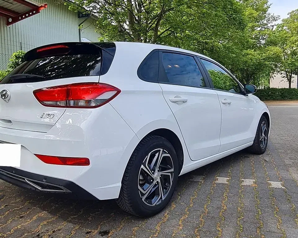 Gebraucht Hyundai i30 Select 120 PS (88 kW) 2021 Weiß Limousine