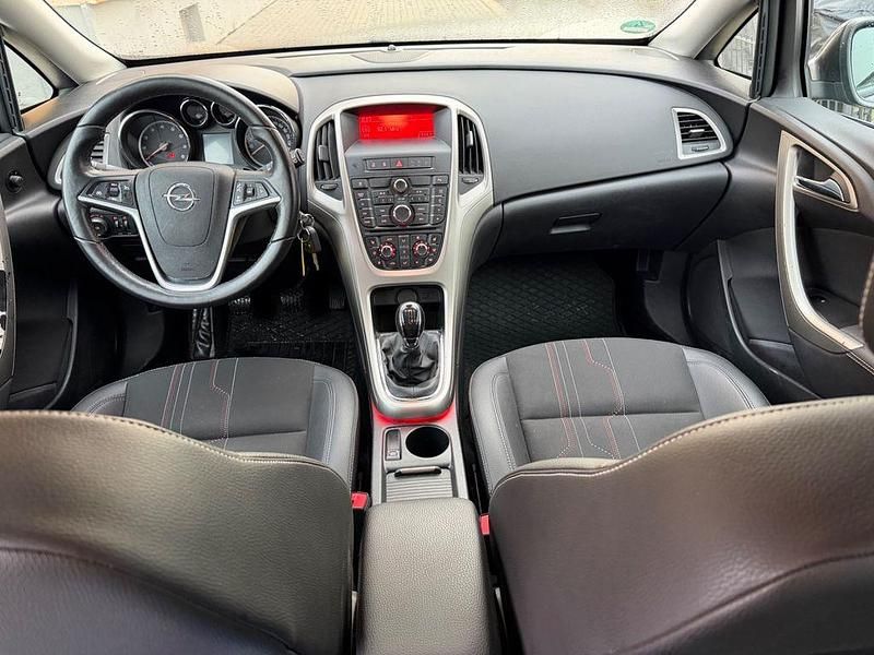 Gebraucht Opel Astra 140 PS (102 kW) 2012 Mahagonibraun/darkmahagony Kombi