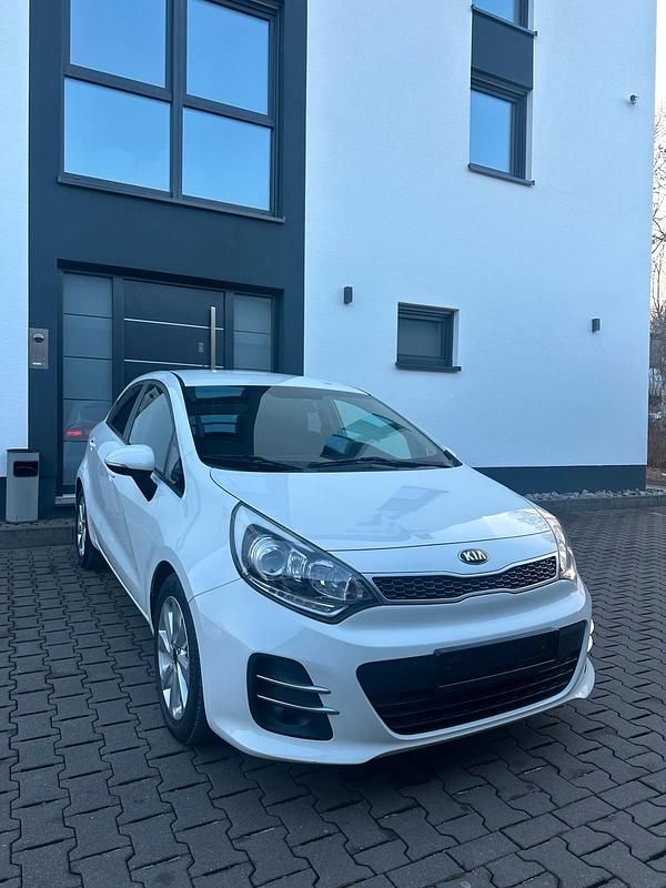 Weiß Gebraucht 2015 Kia Rio DREAM-TEAM Edition Kleinwagen | 7.299 € (Etwas zu teuer) - Bild 1/4