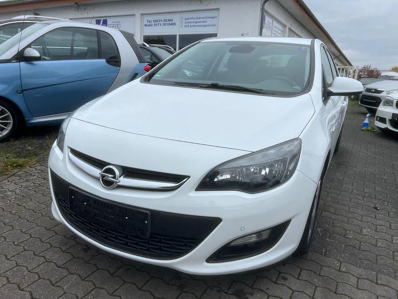 Weiß Gebraucht 2015 Opel Astra Selection Limousine | 7.690 € (Fairer Preis) - Bild 1/4