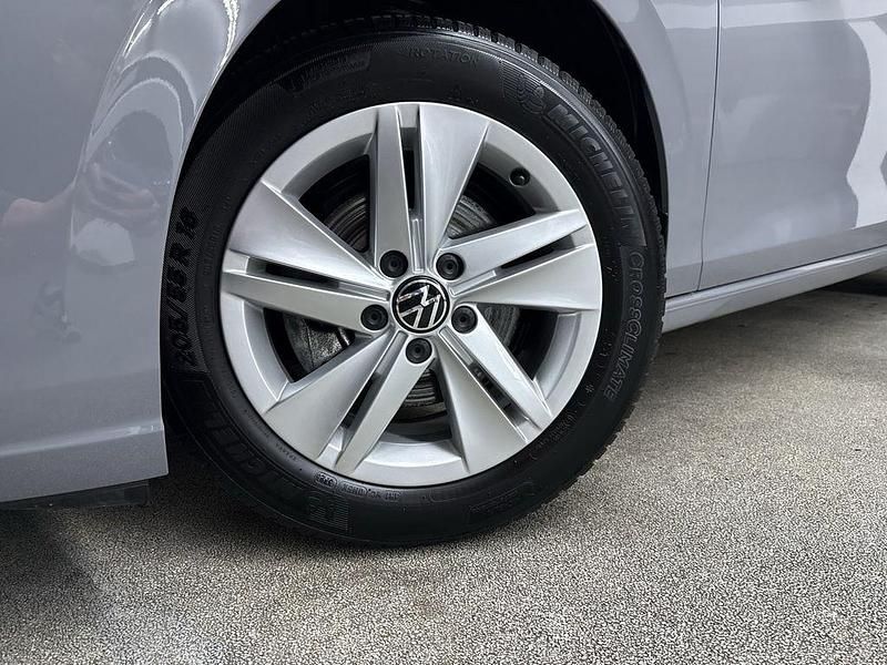 Gebraucht VW Golf VIII Life 150 PS (110 kW) 2024 Mondsteingrau Limousine