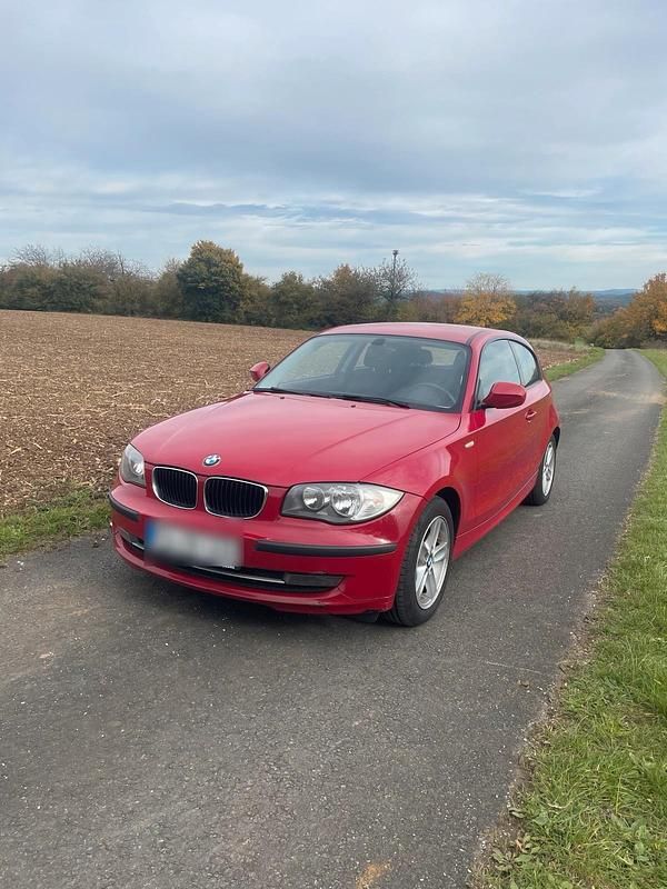 Rot Gebraucht 2011 BMW 116 Kleinwagen | 2.920 € (Superpreis) - Bild 1/4