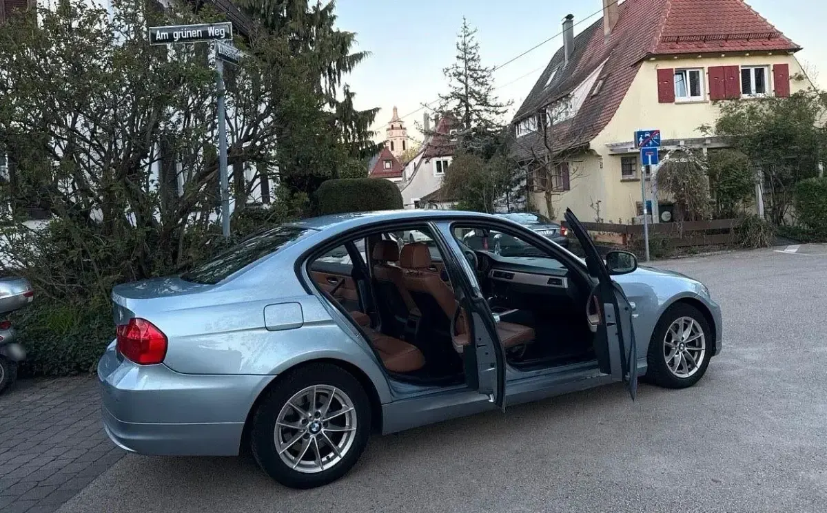 Gebraucht BMW 320 170 PS (125 kW) 2010 Braun Limousine