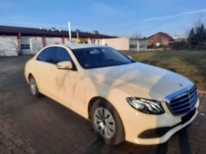 Gebraucht Mercedes E220 194 PS (142 kW) 2020 Hellelfenbein  unilack Limousine