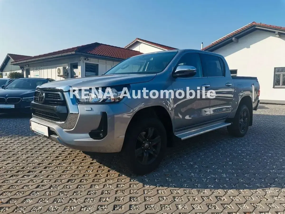 Gebraucht Toyota HiLux Comfort 150 PS (110 kW) 2024 Silver metallic Pickup