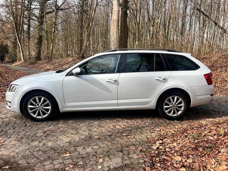 Gebraucht Skoda Octavia 150 PS (110 kW) 2016 Weiß Kleinwagen