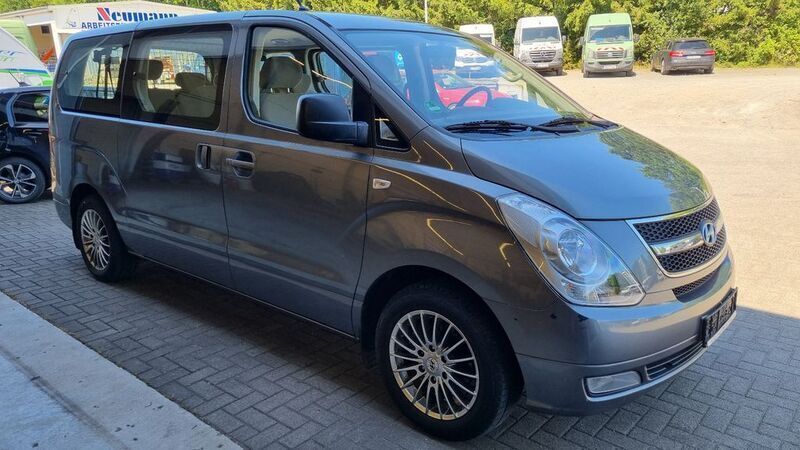 Grau Gebraucht 2010 Hyundai H-1 Van / Kleinbus | 7.980 € (Fairer Preis) - Bild 1/4
