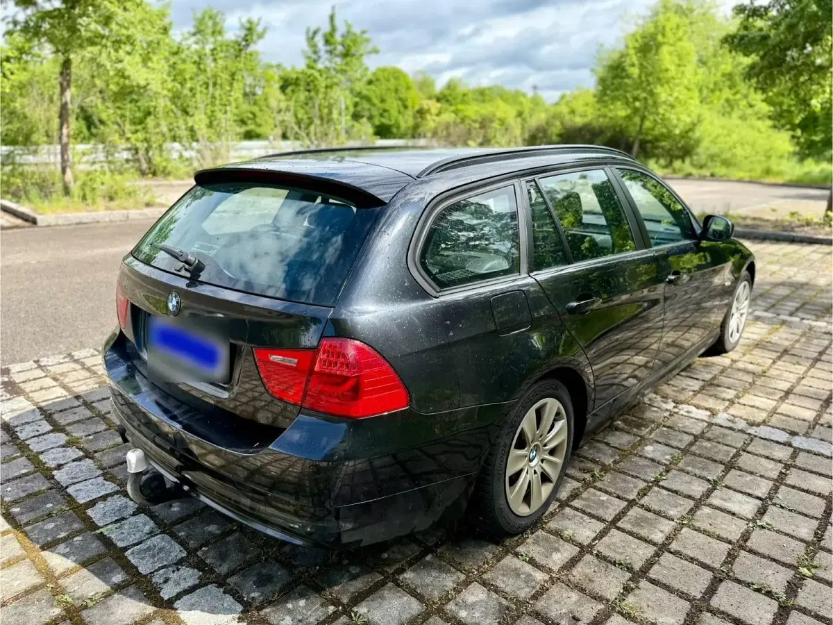 Gebraucht BMW 318 143 PS (105 kW) 2010 Schwarz Kombi