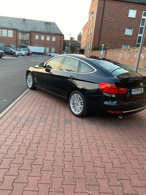 Gebraucht BMW 320 184 PS (135 kW) 2013 Schwarz Limousine