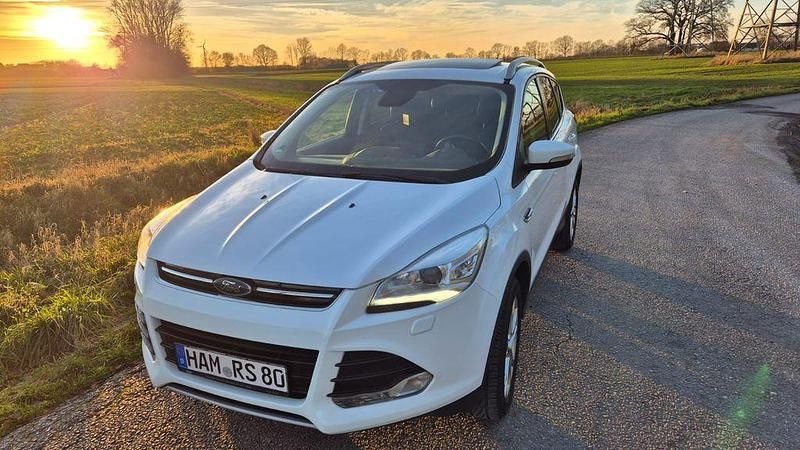 Weiß Gebraucht 2016 Ford Kuga Titanium SUV | 11.500 € (Fairer Preis) - Bild 1/4