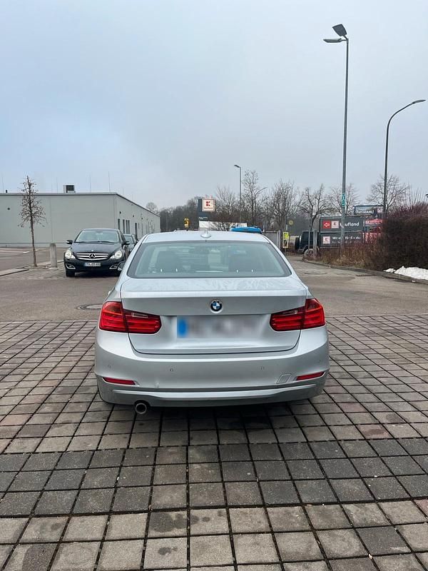 Gebraucht BMW 318 143 PS (105 kW) 2013 Silber Limousine