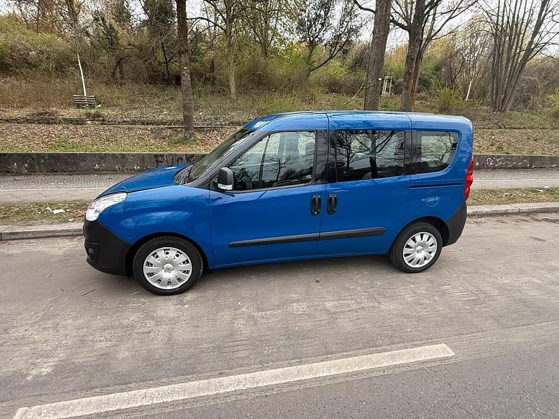 Second-hand Opel Combo 90 CP (66 kW) 2016 Albastru Monovolum