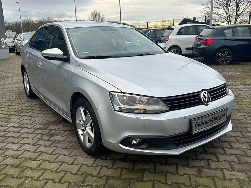 Gebraucht VW Jetta Life 122 PS (89 kW) 2014 Silber Limousine